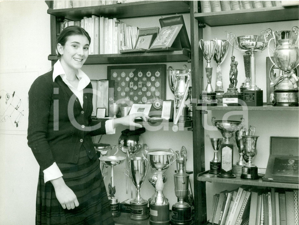Fotografia d epoca originale 1980 ca TENNIS Campionessa Emanuela ZONI mostra premi vinti Fotografia 1