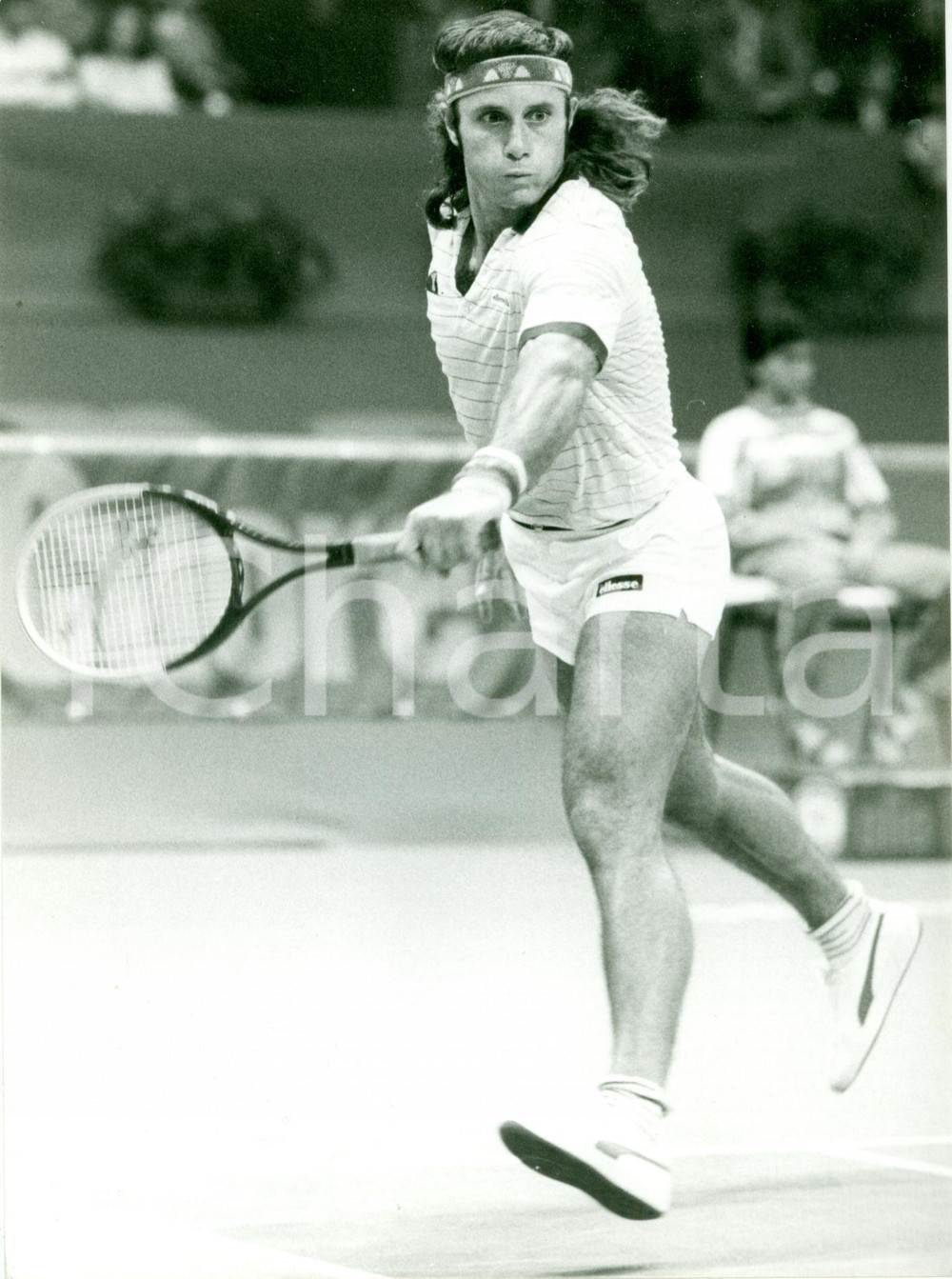 Fotografia d epoca originale 1982 MILANO Cuore Tennis Cup Guillermo VILAS durante un servizio Fotografia 1