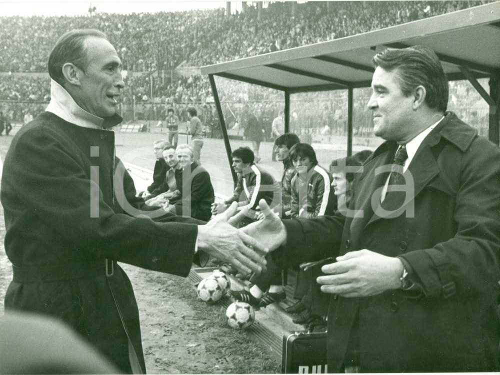 Fotografia d epoca originale 1980 TORINO Calcio il grande Enzo BEARZOT stringe mano Miljan MILJANIC Foto 1