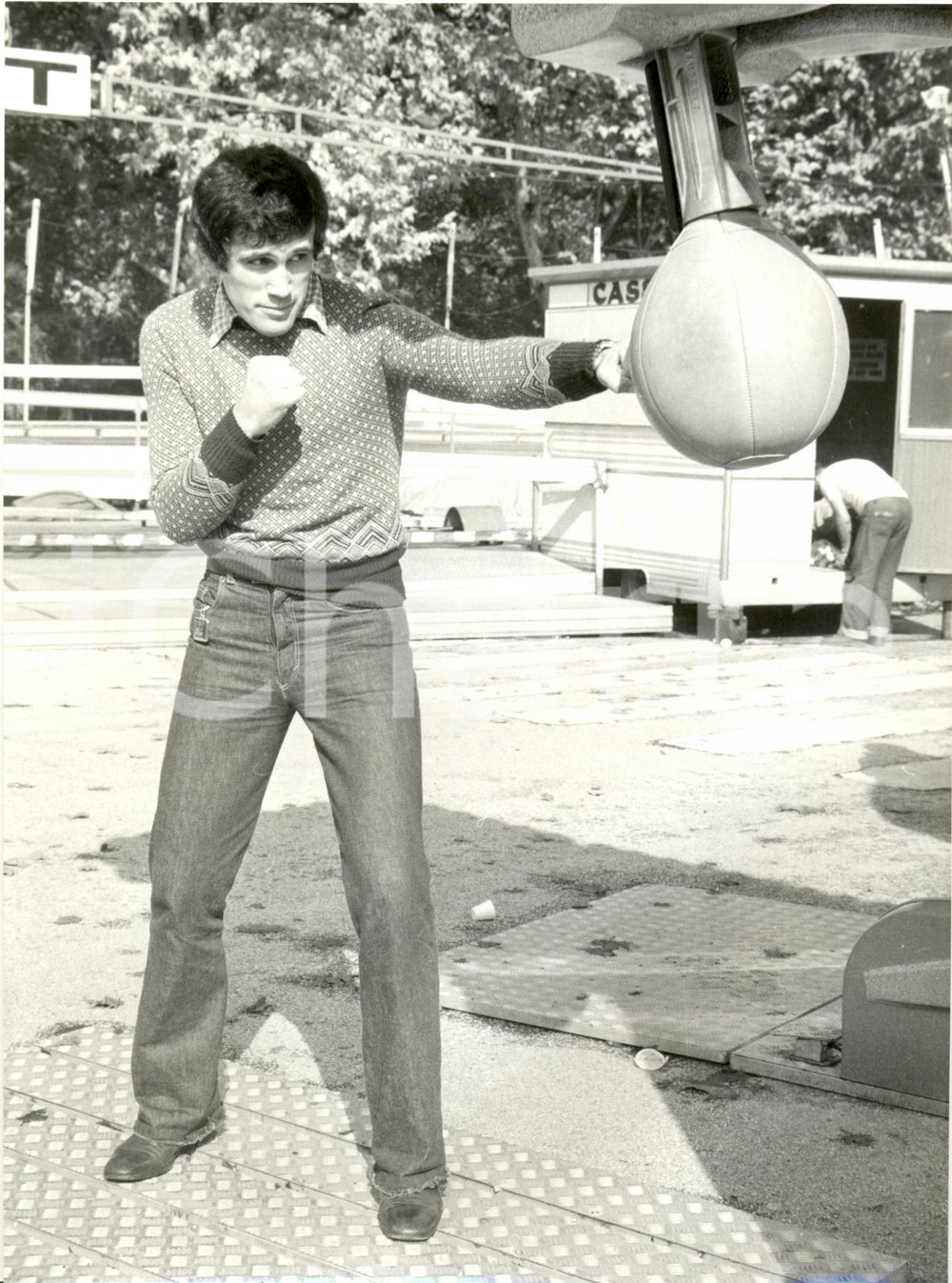 Fotografia d epoca originale 1975 ca BOXE Pugile Aldo TRAVERSARO al punching ball alle giostre FOTOGRAFIA 1