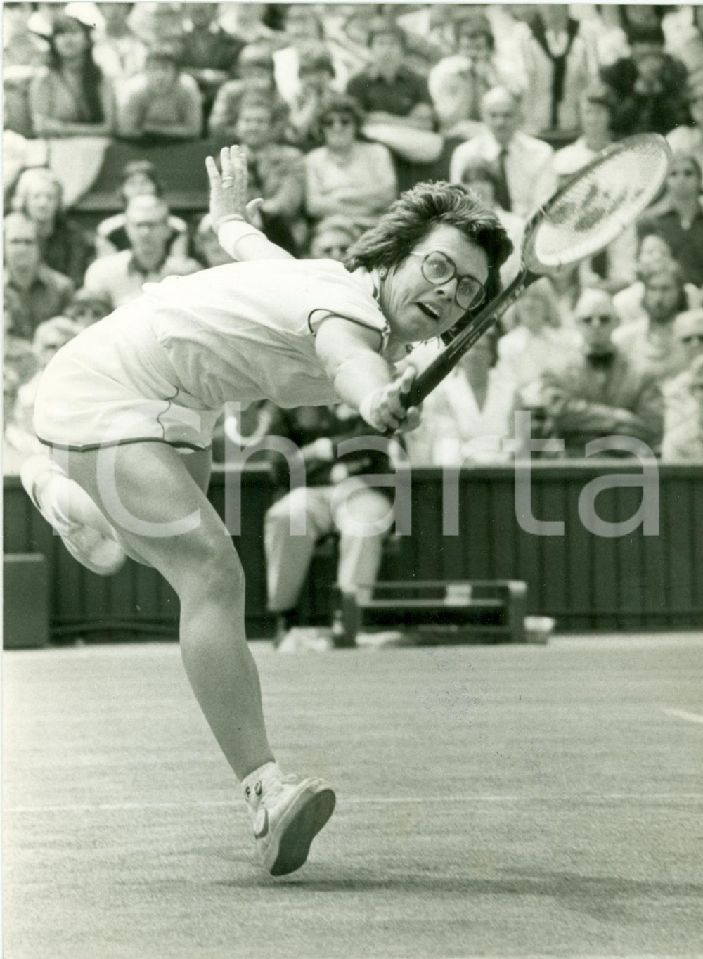 Fotografia d epoca originale 1980 WIMBLEDON UK Tennis Rovescio Billie Jean KING al Centre Court FOTOGRAFIA 1
