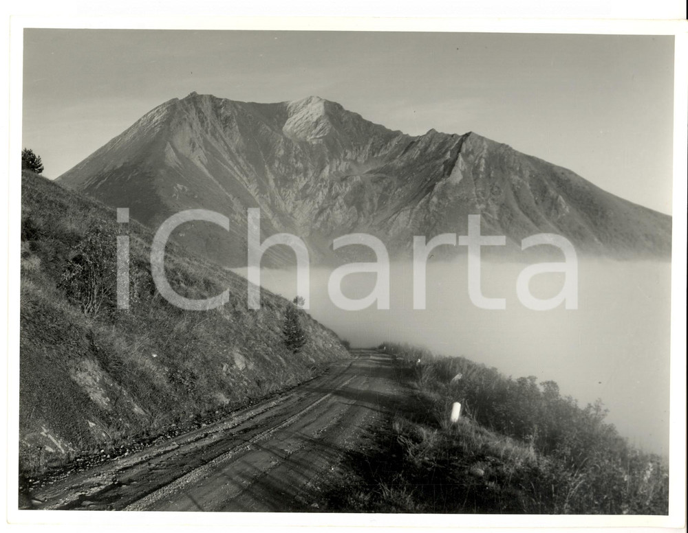 Fotografia d epoca originale 1970 ca AVIGLIANA TO Veduta panoramica con montagne nella nebbia Foto HAUS 1
