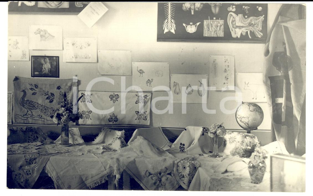 Fotografia d epoca originale 1940 ca SICILIA ? Mostra scolastica con ricami femminili Foto V. SCIAVICCO 1