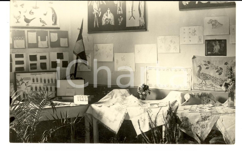 Fotografia d epoca originale 1940 ca SICILIA ? Mostra scolastica con ricami artistici Foto V. SCIAVICCO 1