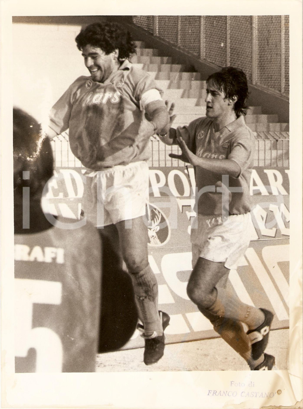 Fotografia d epoca originale 1985 ca NAPOLI Calcio MARADONA e Fernando DE NAPOLI scherzano DANNEGGIATA Foto 1