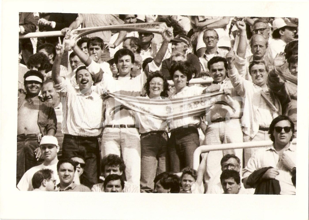Fotografia d epoca originale 1985 ca NAPOLI Calcio STADIO SAN PAOLO Tifosi sventolano le sciarpe Fotografia 1