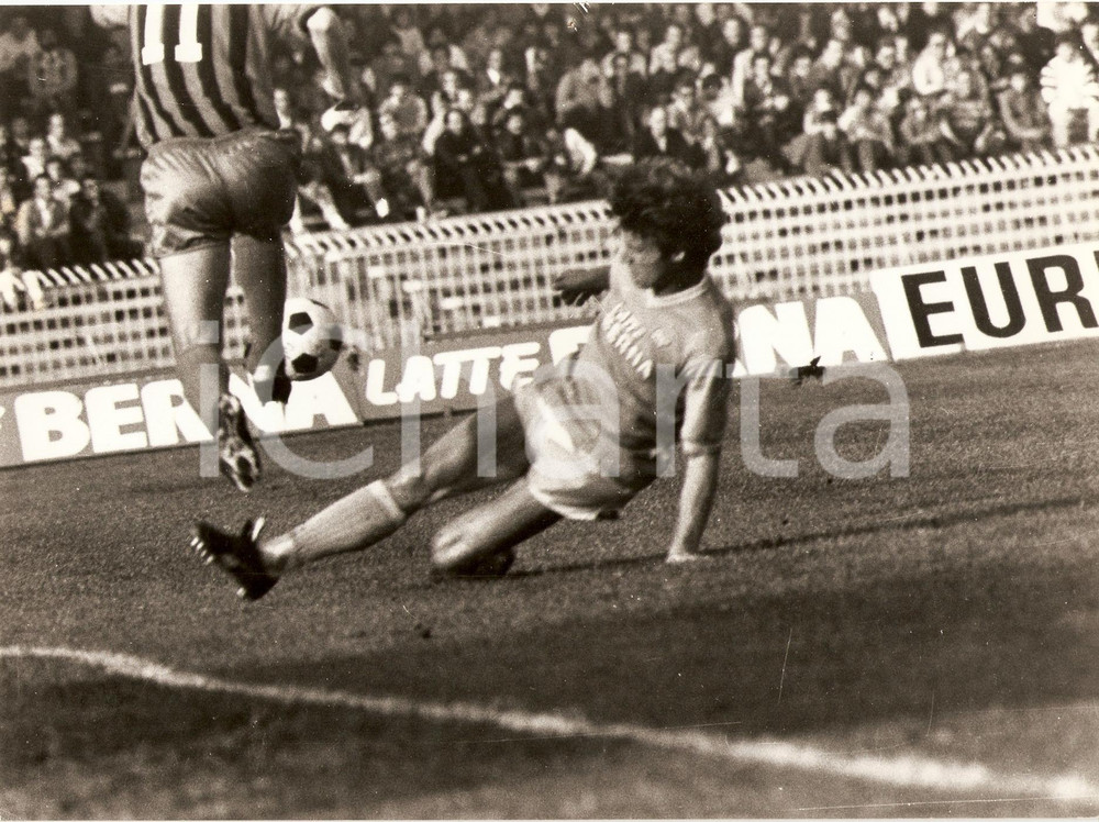 Fotografia d epoca originale 1981 NAPOLI CALCIO Scivolata di Ruud KROL Sponsor LATTE BERNA Fotografia 1