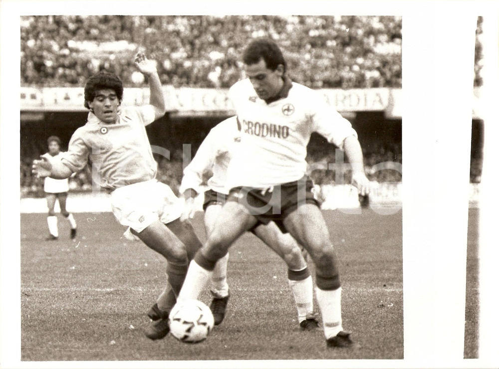 Fotografia d epoca originale 1987 NAPOLI  FIORENTINA Sergio BATTISTINI ruba pallone a Diego MARADONA Foto 1
