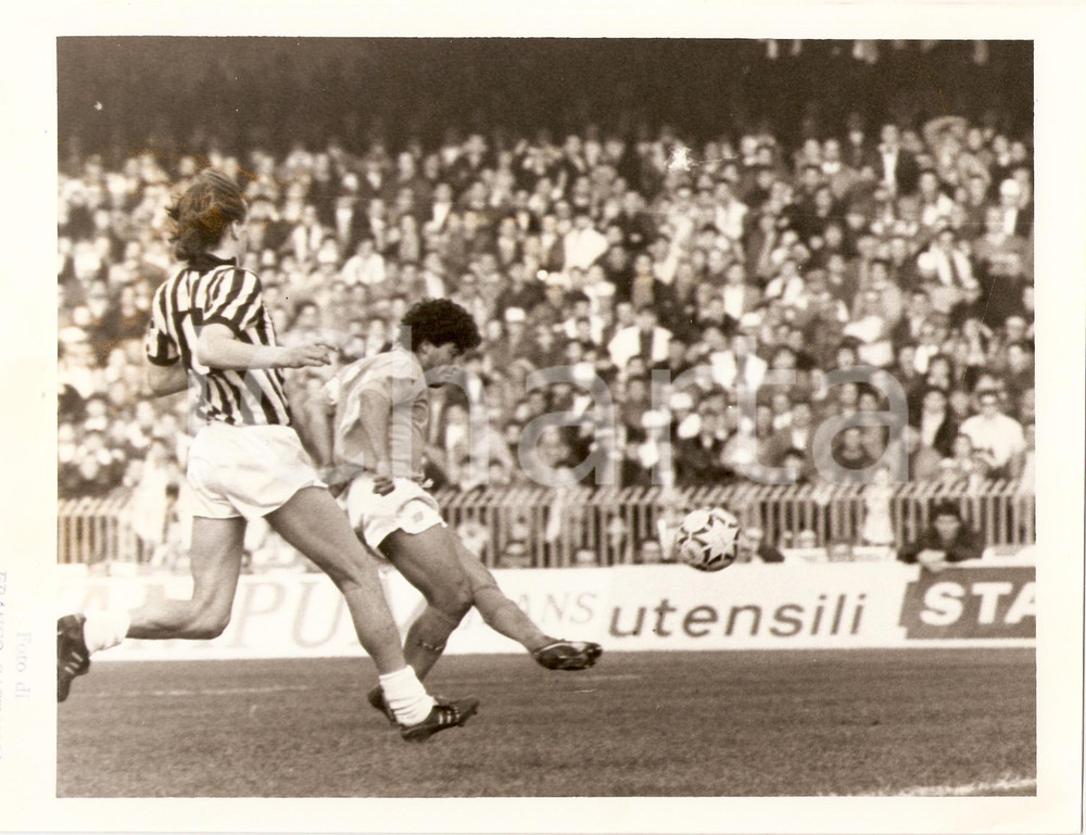 Fotografia d epoca originale 1989 NAPOLI  JUVENTUS Calcio Diego Armando MARADONA tira in porta Fotografia 1