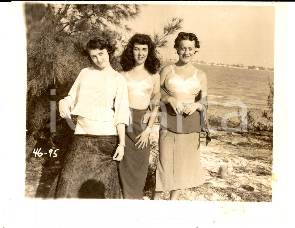 Fotografia d epoca originale 1965 ca USA  EROTICA VINTAGE Three women posing in a pine forest PHOTO 1