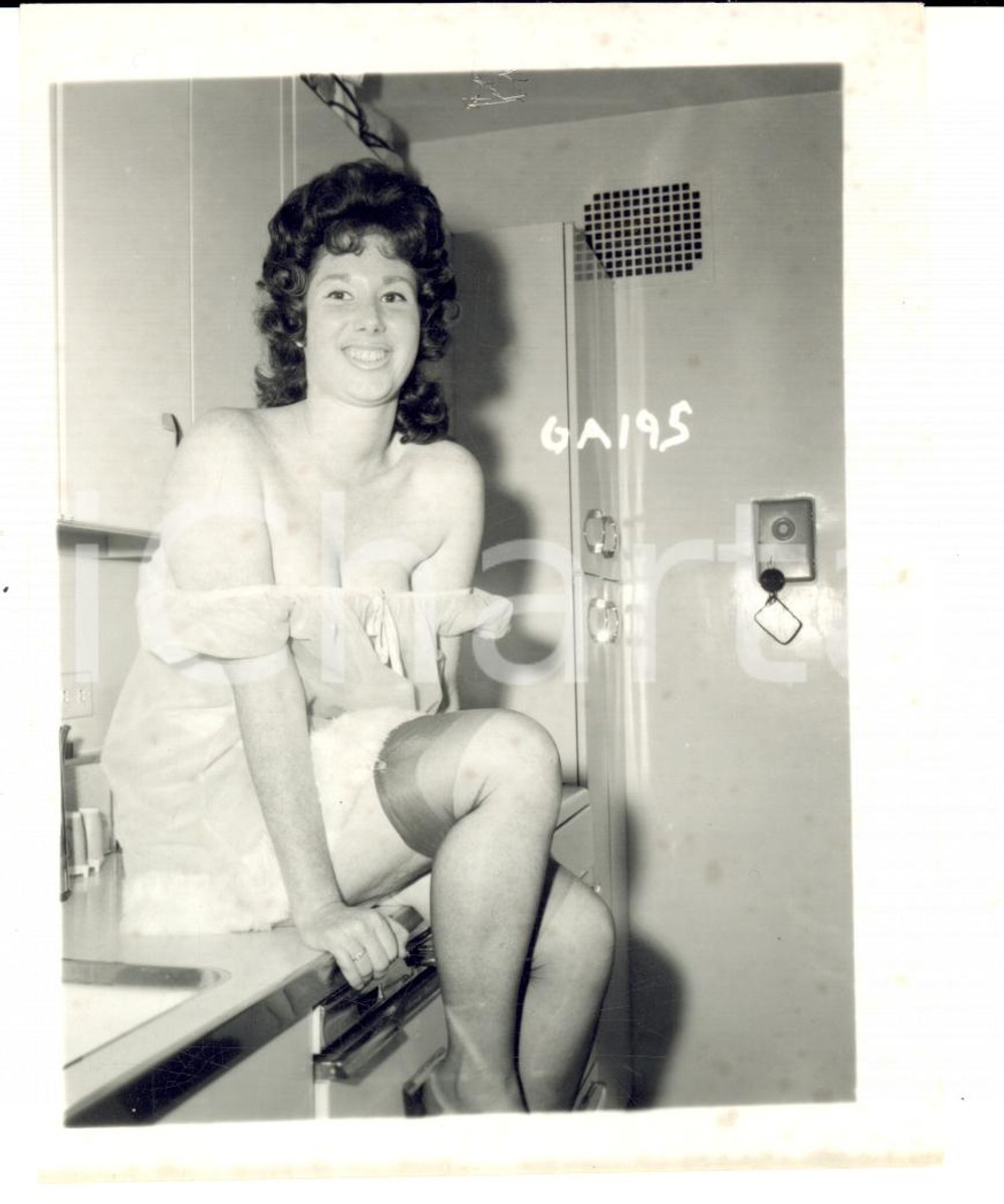 Fotografia d epoca originale 1965 ca USA  EROTICA VINTAGE Married woman sitting in the kitchen PHOTO 1