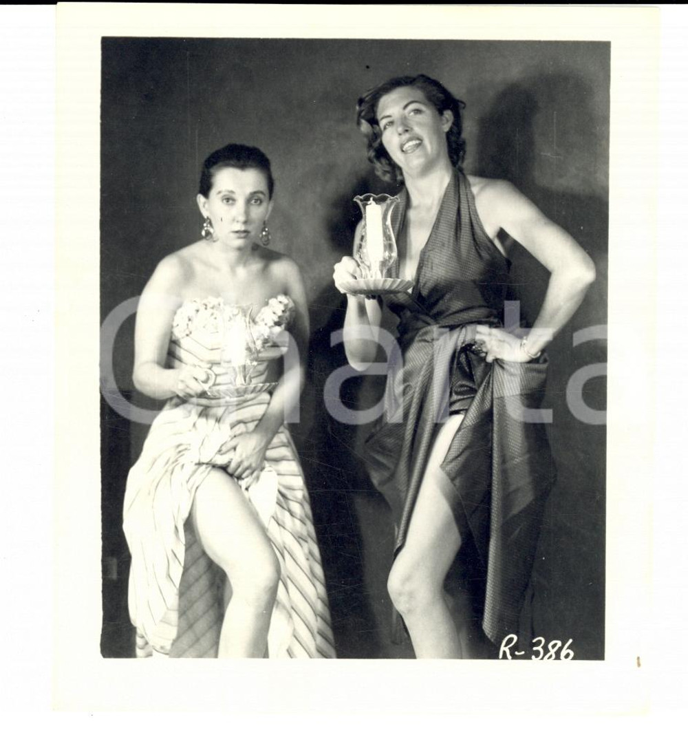 Fotografia d epoca originale 1965 ca USA  EROTICA VINTAGE Two mature women with a lamp PHOTO 1