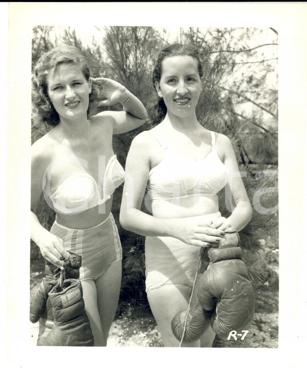 Fotografia d epoca originale 1965 ca USA  EROTICA VINTAGE Sexy female boxers in a pine forest PHOTO 1