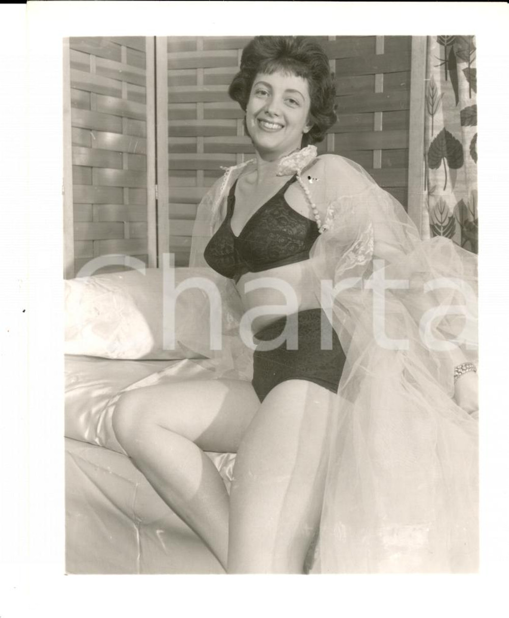 Fotografia d epoca originale 1965 ca USA  EROTICA VINTAGE Mature woman wearing a clear coat PHOTO 1