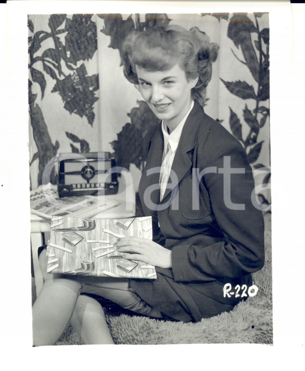 Fotografia d epoca originale 1965 ca USA  EROTICA VINTAGE Young secretary in thigh high stockings PHOTO 1