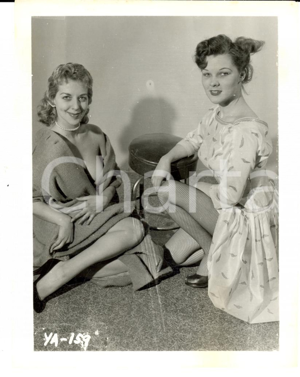 Fotografia d epoca originale 1965 USA  EROTICA VINTAGE Two woman showing themselves on the floor PHOTO 1