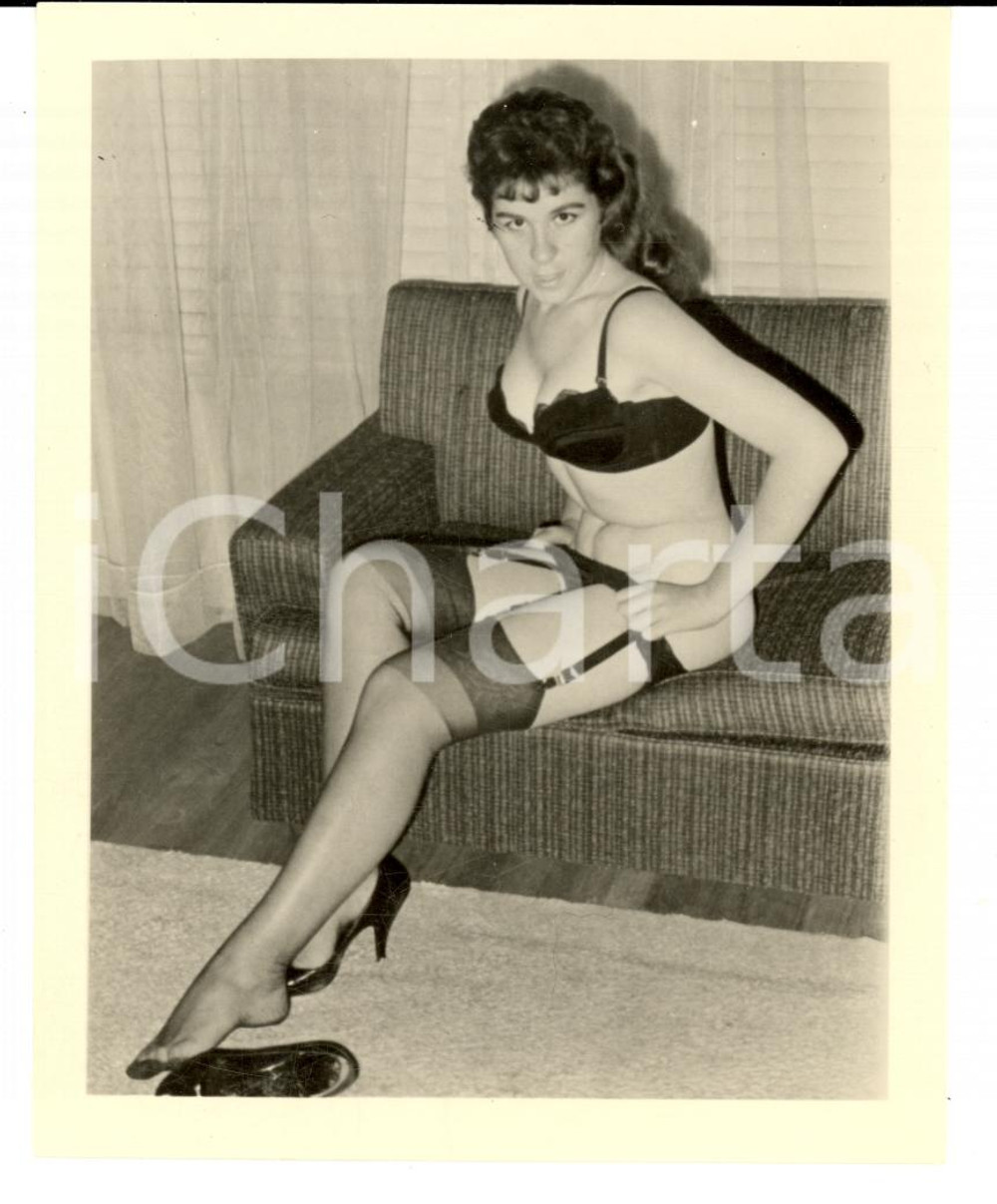 Fotografia d epoca originale 1965 ca USA  EROTICA VINTAGE Sexy young woman showing garter PHOTO 1