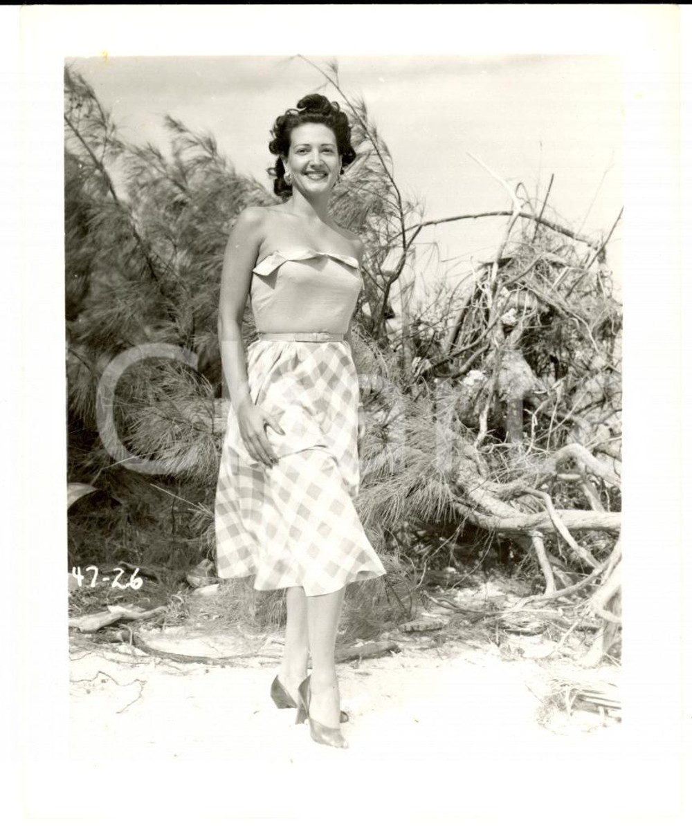 Fotografia d epoca originale 1965 ca USA  EROTICA VINTAGE Sexy woman posing in a pine forest PHOTO 1