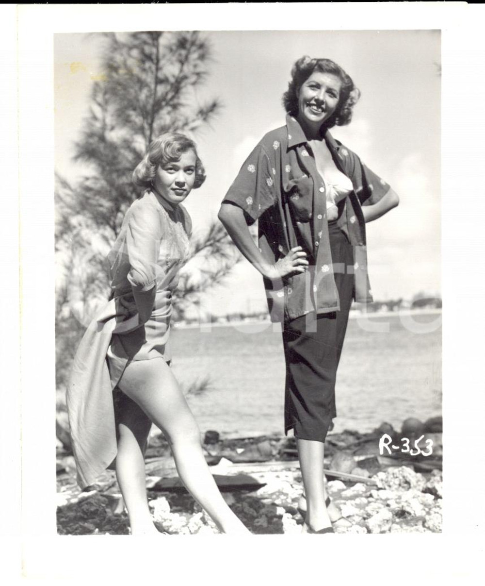 Fotografia d epoca originale 1965 ca USA  EROTICA VINTAGE Two women posing along a river PHOTO 1