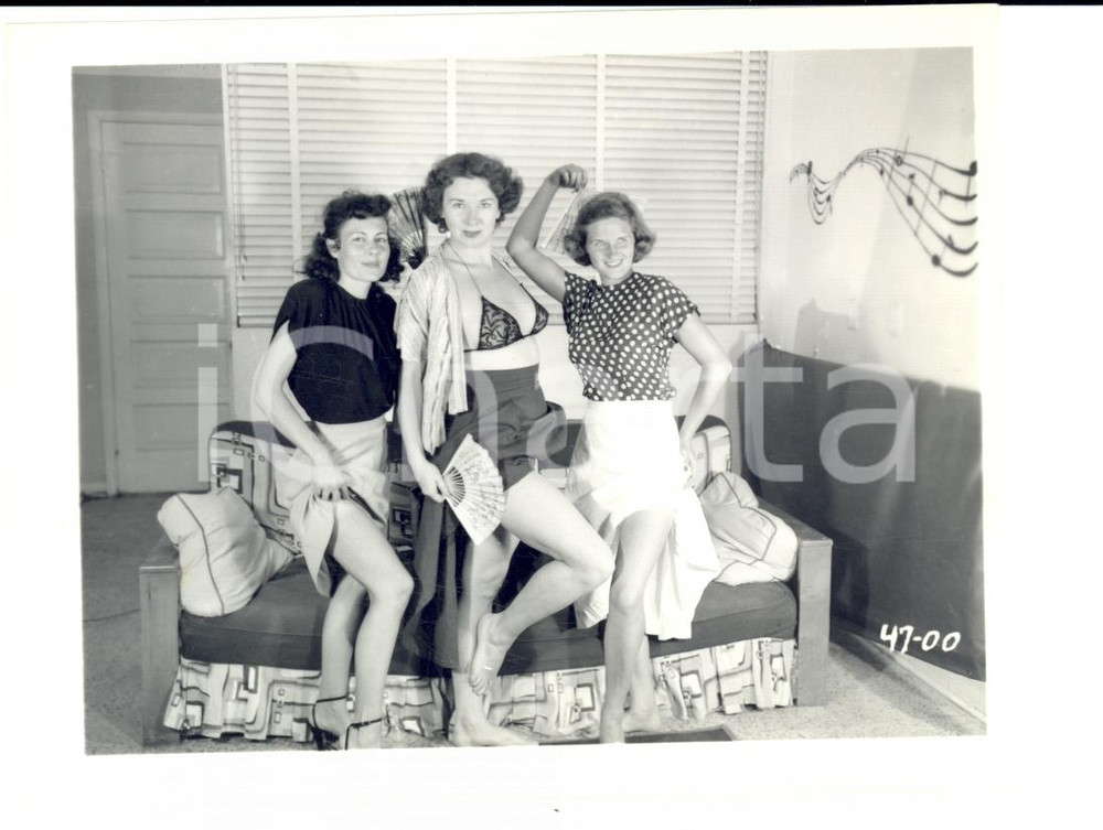 Fotografia d epoca originale 1965 ca USA  EROTICA VINTAGE Three women posing with fans PHOTO 1