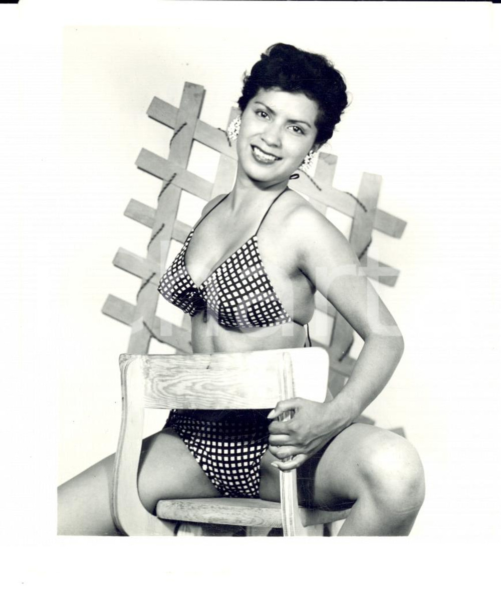 Fotografia d epoca originale 1965 ca USA  EROTICA VINTAGE Woman in bikini riding a chair PHOTO 1