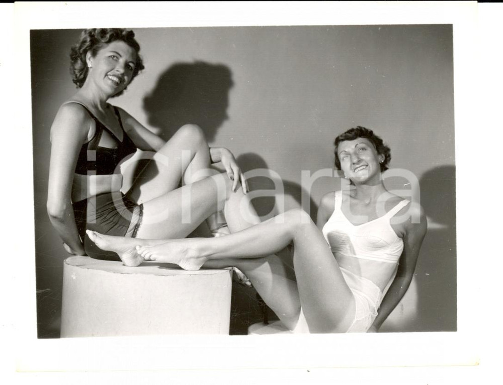 Fotografia d epoca originale 1965 ca USA  EROTICA VINTAGE Two mature women posing sexy  PHOTO 1