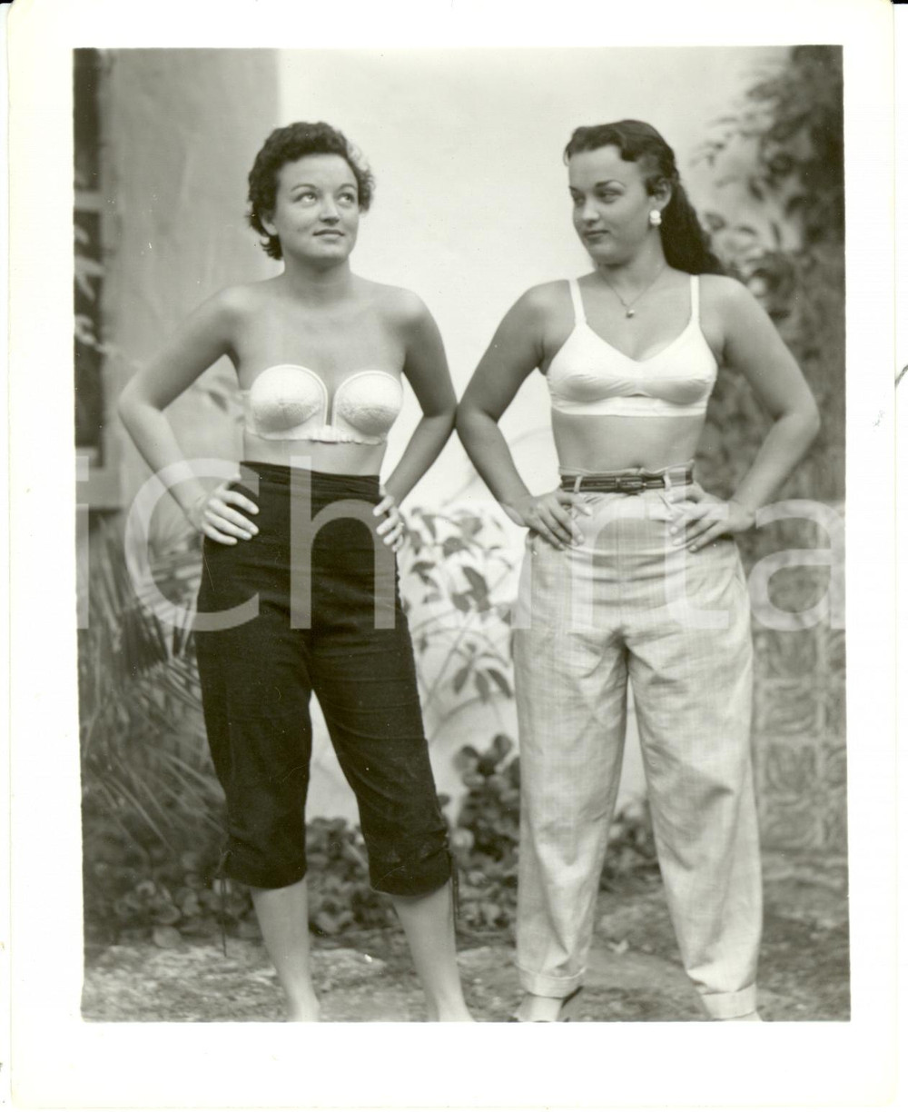 Fotografia d epoca originale 1965 ca USA  EROTICA VINTAGE Two women wearing bra and trousers PHOTO 1