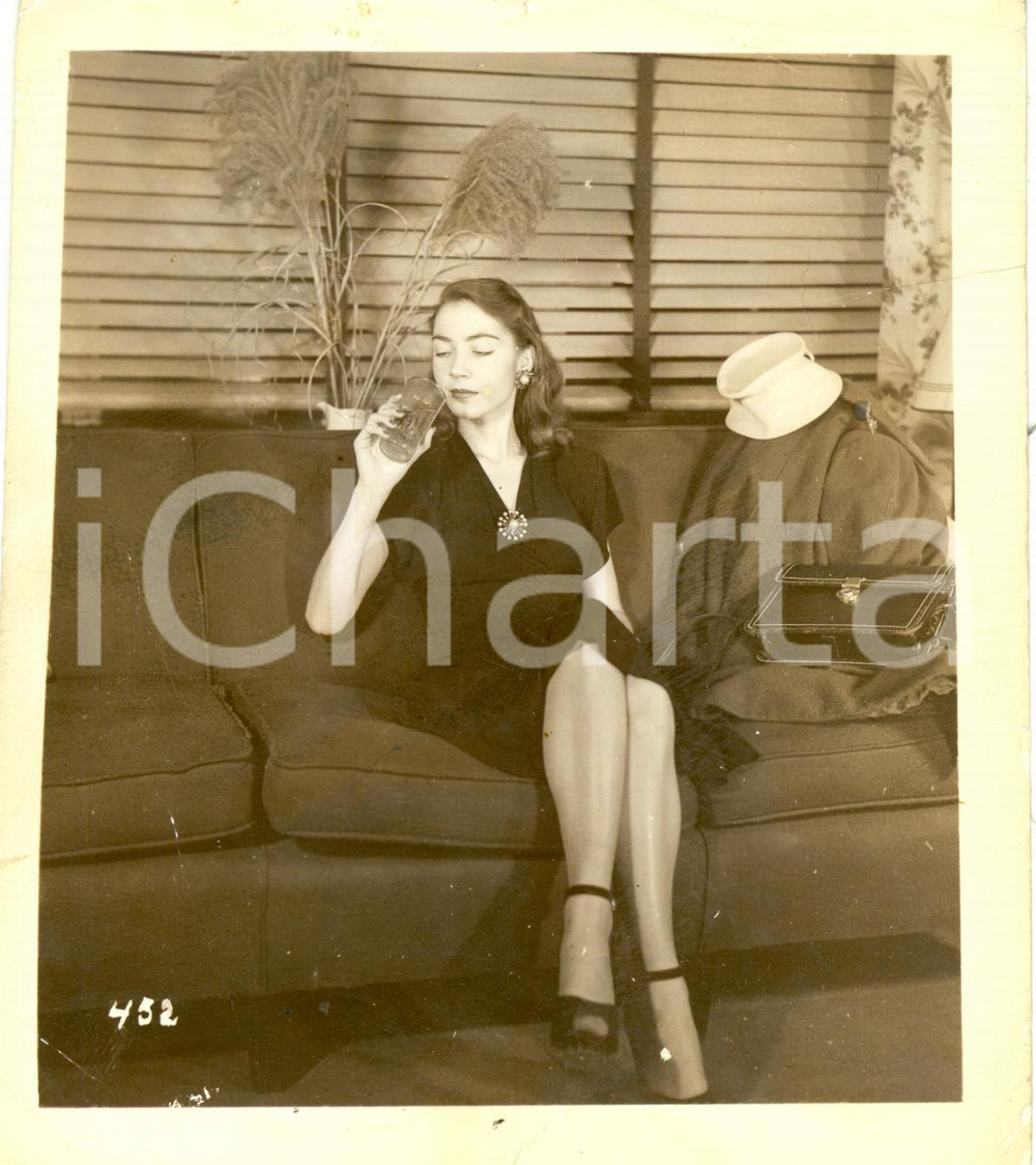 Fotografia d epoca originale 1965 ca USA  EROTICA VINTAGE Sexy woman drinking on a sofa PHOTO 1