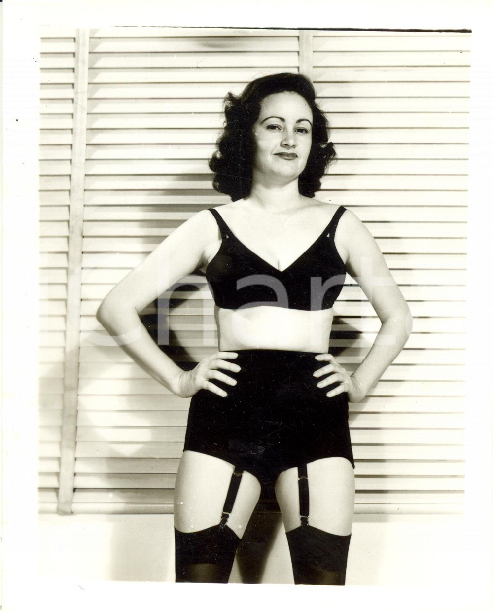 Fotografia d epoca originale 1965 ca USA  EROTICA VINTAGE Housewife showing her black lingerie PHOTO 1