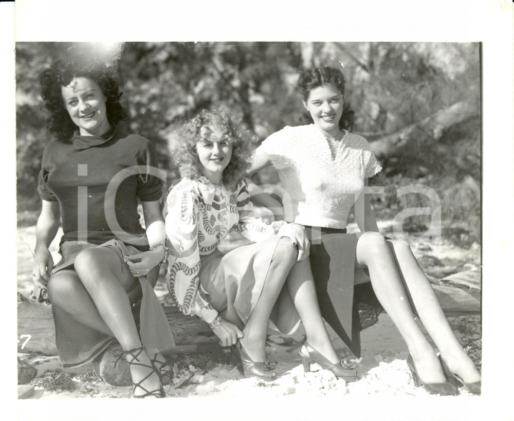Fotografia d epoca originale 1965 ca USA  EROTICA VINTAGE Three women posing on a trunk PHOTO 1