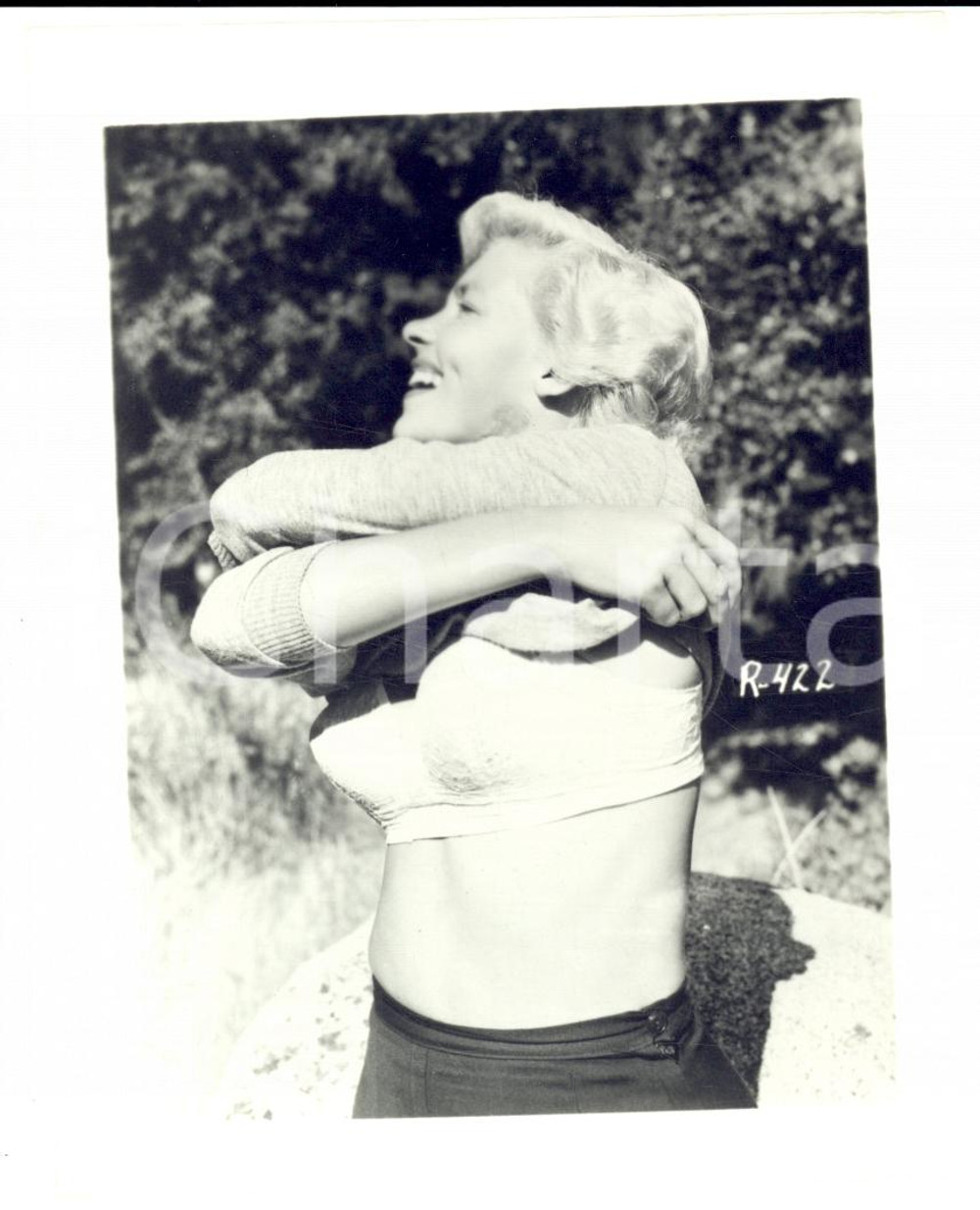 Fotografia d epoca originale 1965 ca USA  EROTICA VINTAGE Sexy woman strips outdoors PHOTO 1