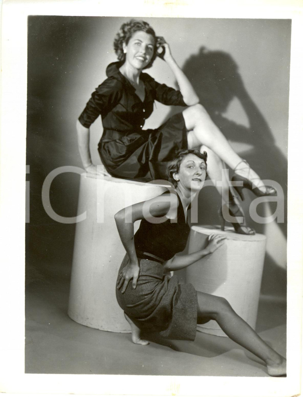 Fotografia d epoca originale 1965 ca USA  EROTICA VINTAGE Women sitting in a sexy pose  PHOTO 1