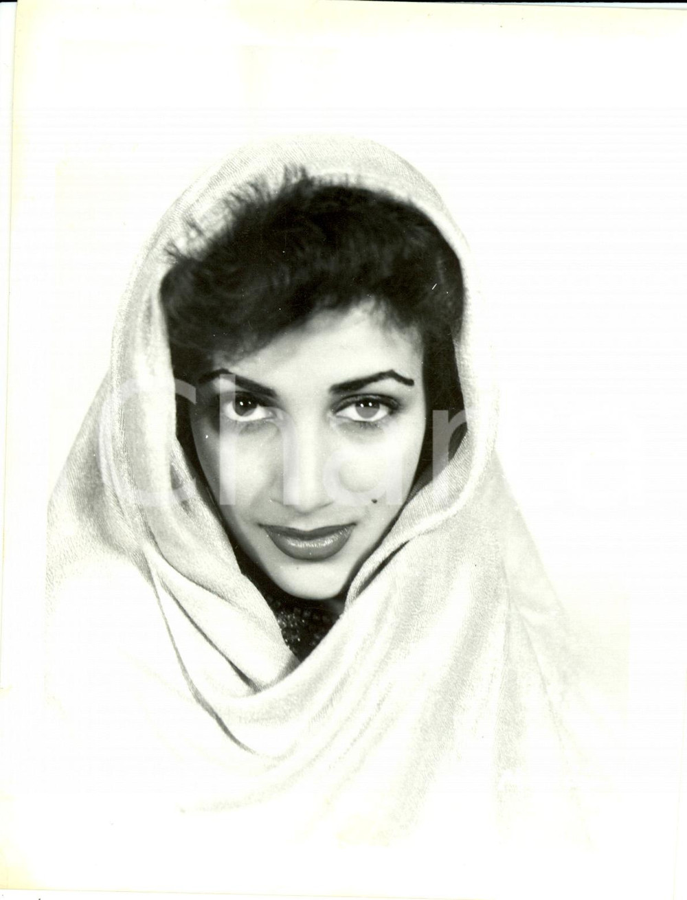 Fotografia d epoca originale 1965 ca USA  EROTICA VINTAGE Attractive woman with a hood PHOTO 1
