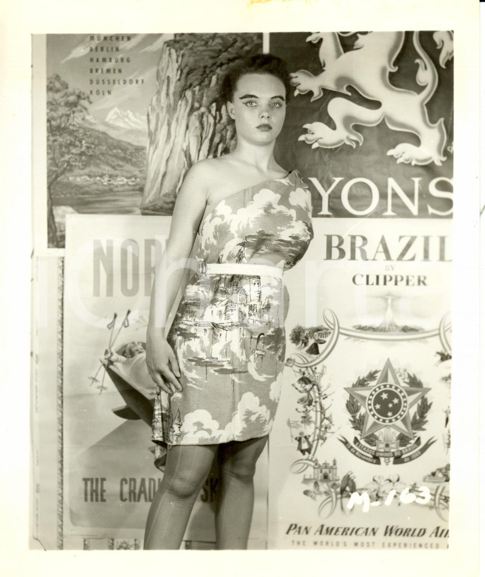 Fotografia d epoca originale 1965 ca USA  EROTICA VINTAGE Young woman in a coloured dress PHOTO 1