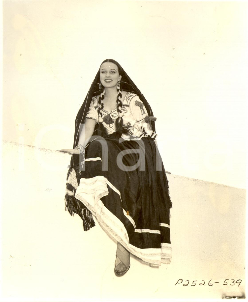 Fotografia d epoca originale 1965 ca USA  EROTICA VINTAGE Smiling woman in a greek costume PHOTO 1