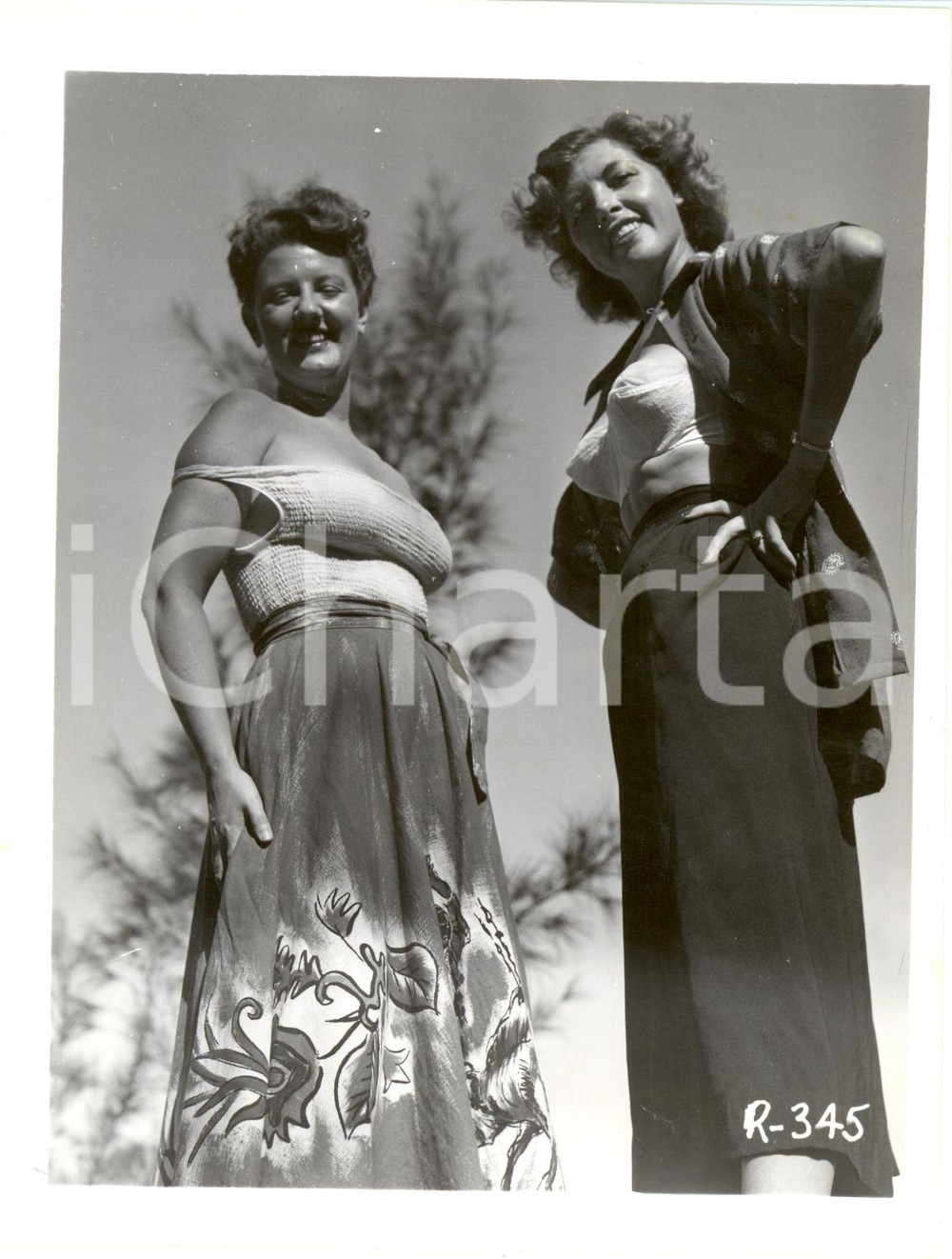 Fotografia d epoca originale 1965 ca USA  EROTICA VINTAGE Two smiling women posing outdoors PHOTO 1