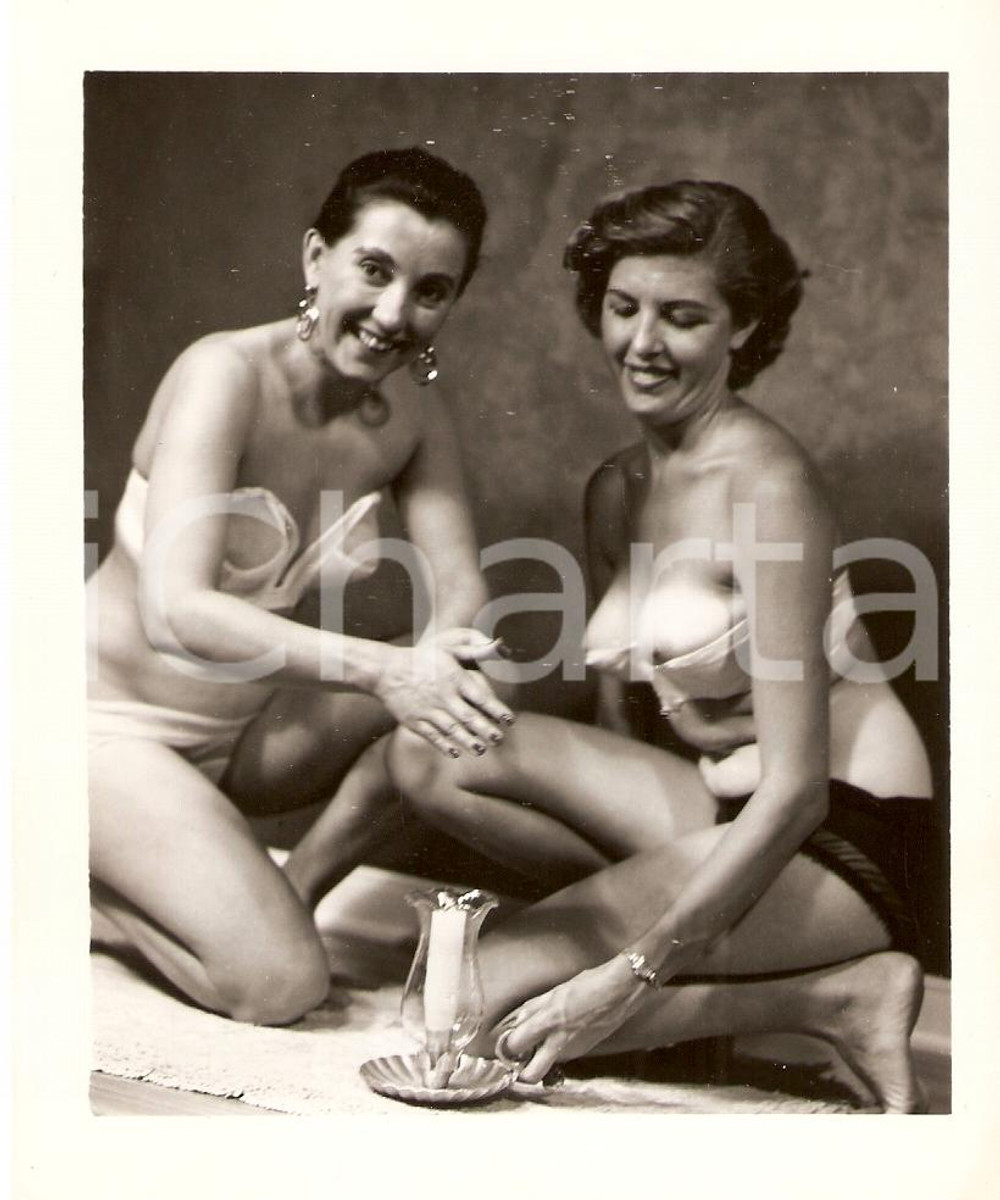 Fotografia d epoca originale 1965 ca USA  EROTICA VINTAGE Mature women playing with a candle PHOTO 1