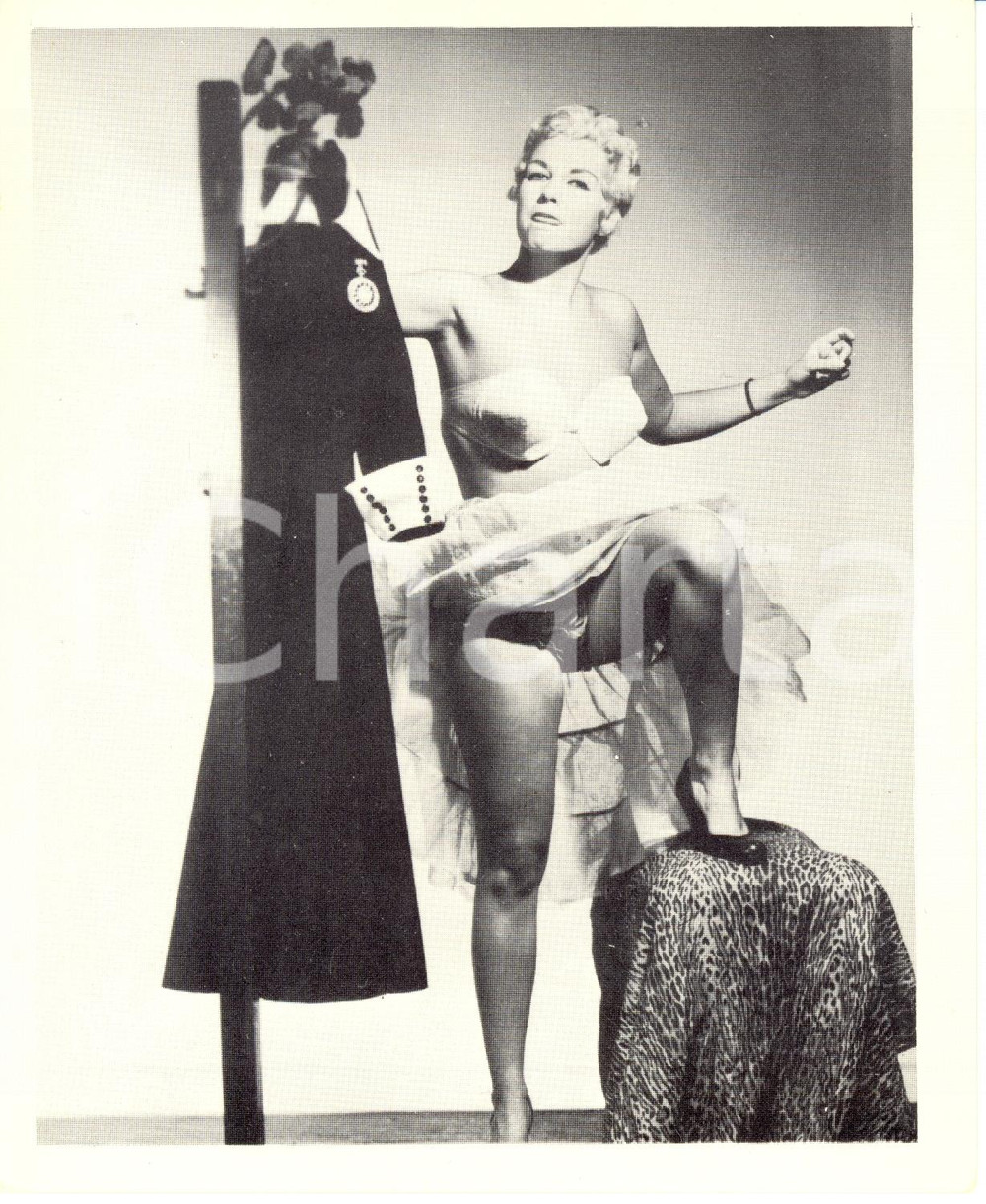 Fotografia d epoca originale 1965 ca USA  EROTICA VINTAGE Sexy woman playing with her dresses PHOTO 1
