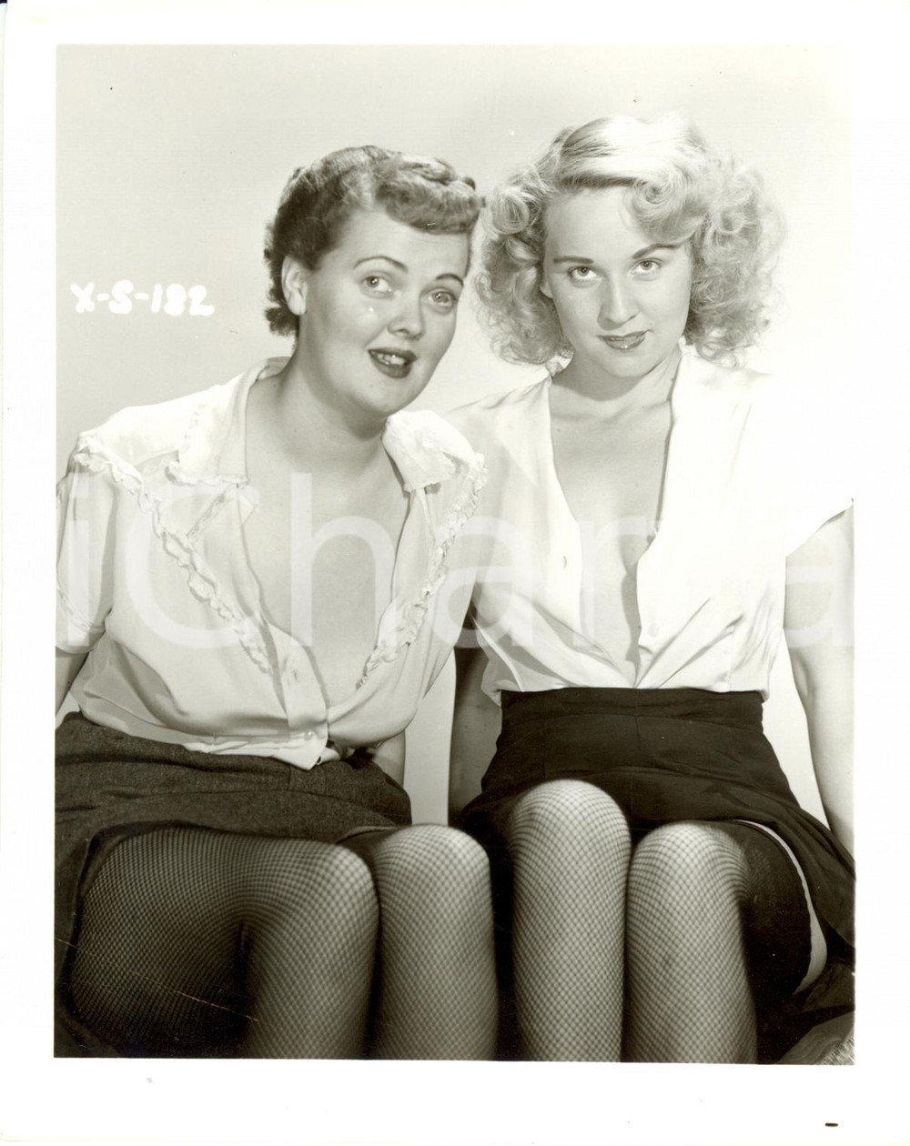 Fotografia d epoca originale 1965 ca USA  EROTICA VINTAGE Squint woman in unbuttoned blouse PHOTO 1