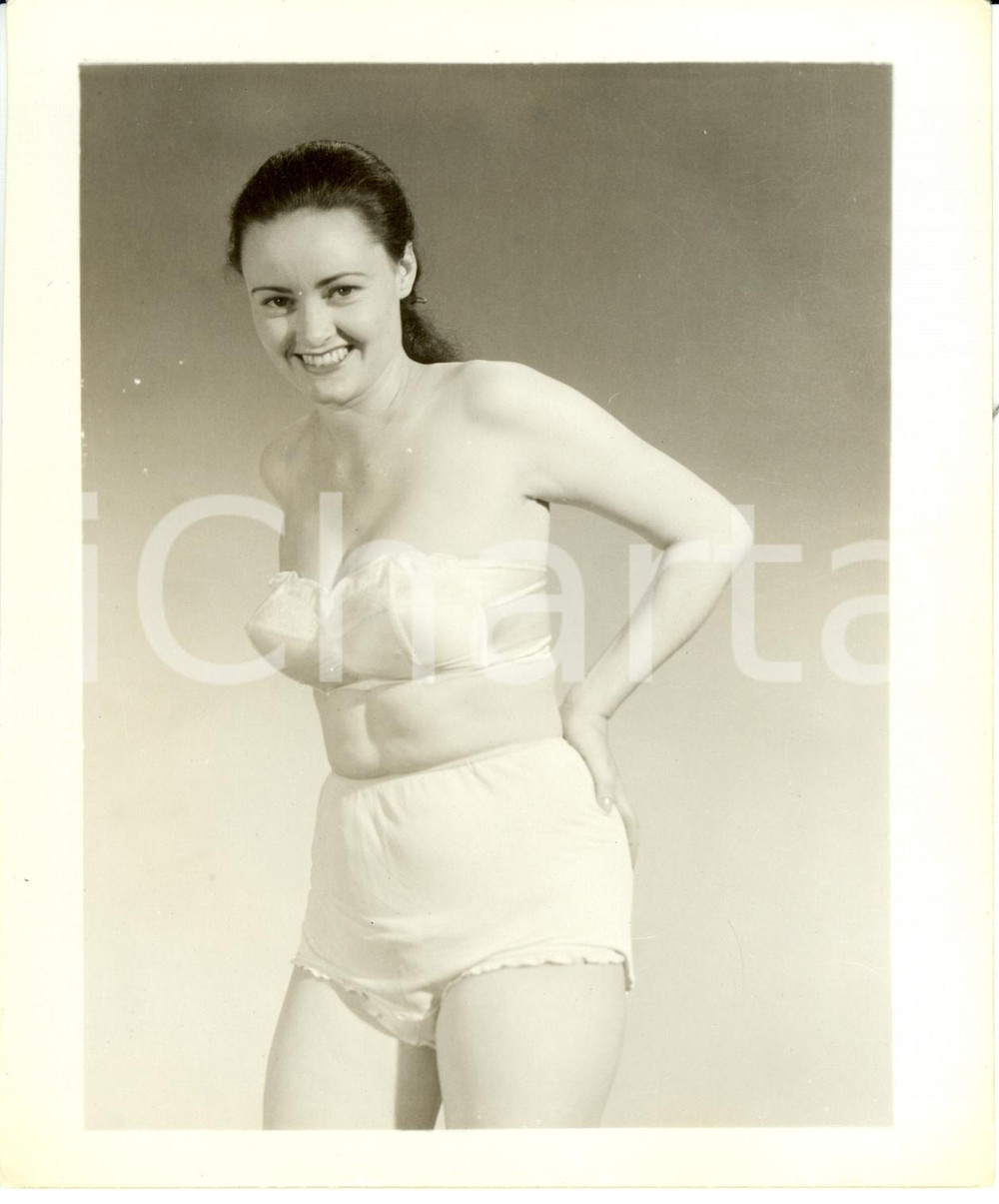 Fotografia d epoca originale 1965 ca USA  EROTICA VINTAGE Smiling woman in white lingerie PHOTO 1