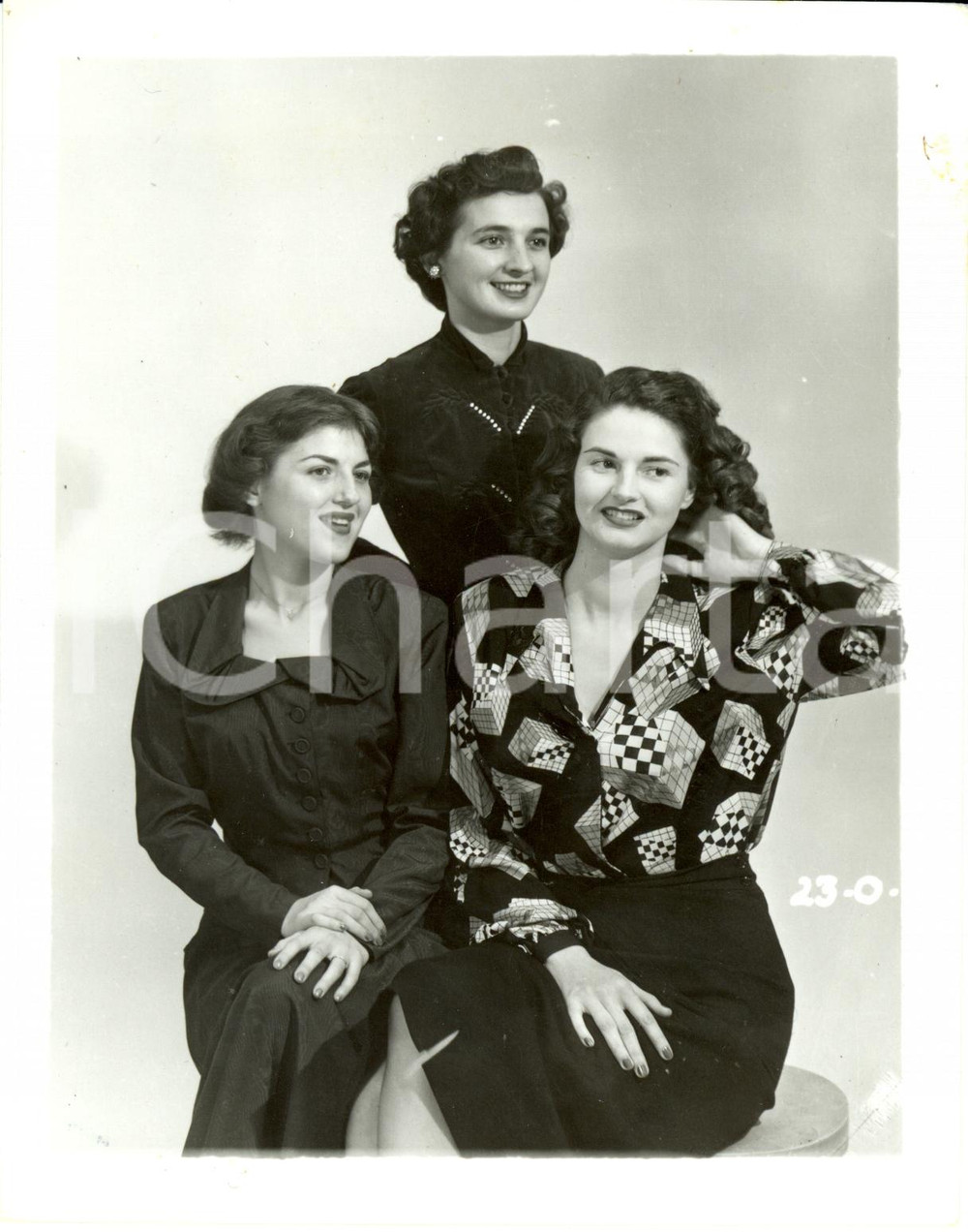 Fotografia d epoca originale 1965 ca USA  EROTICA VINTAGE Three women posing together  PHOTO 1
