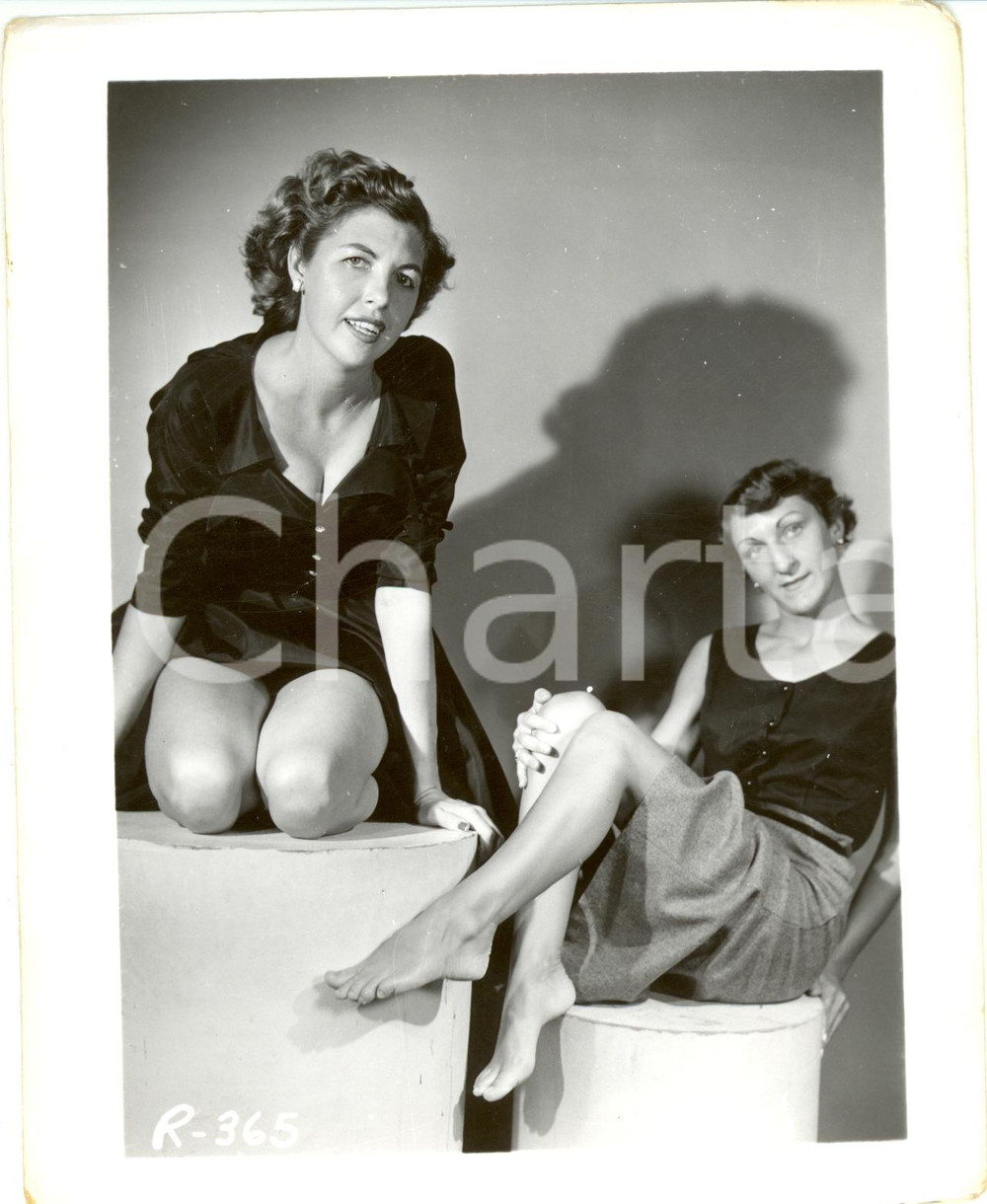 Fotografia d epoca originale 1965 ca USA  EROTICA VINTAGE Two smart women posing barefoot PHOTO 1