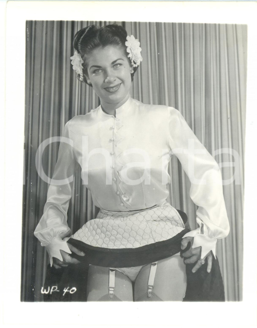 Fotografia d epoca originale 1965 ca USA  EROTICA VINTAGE Smiling woman raising her skirt up PHOTO 1