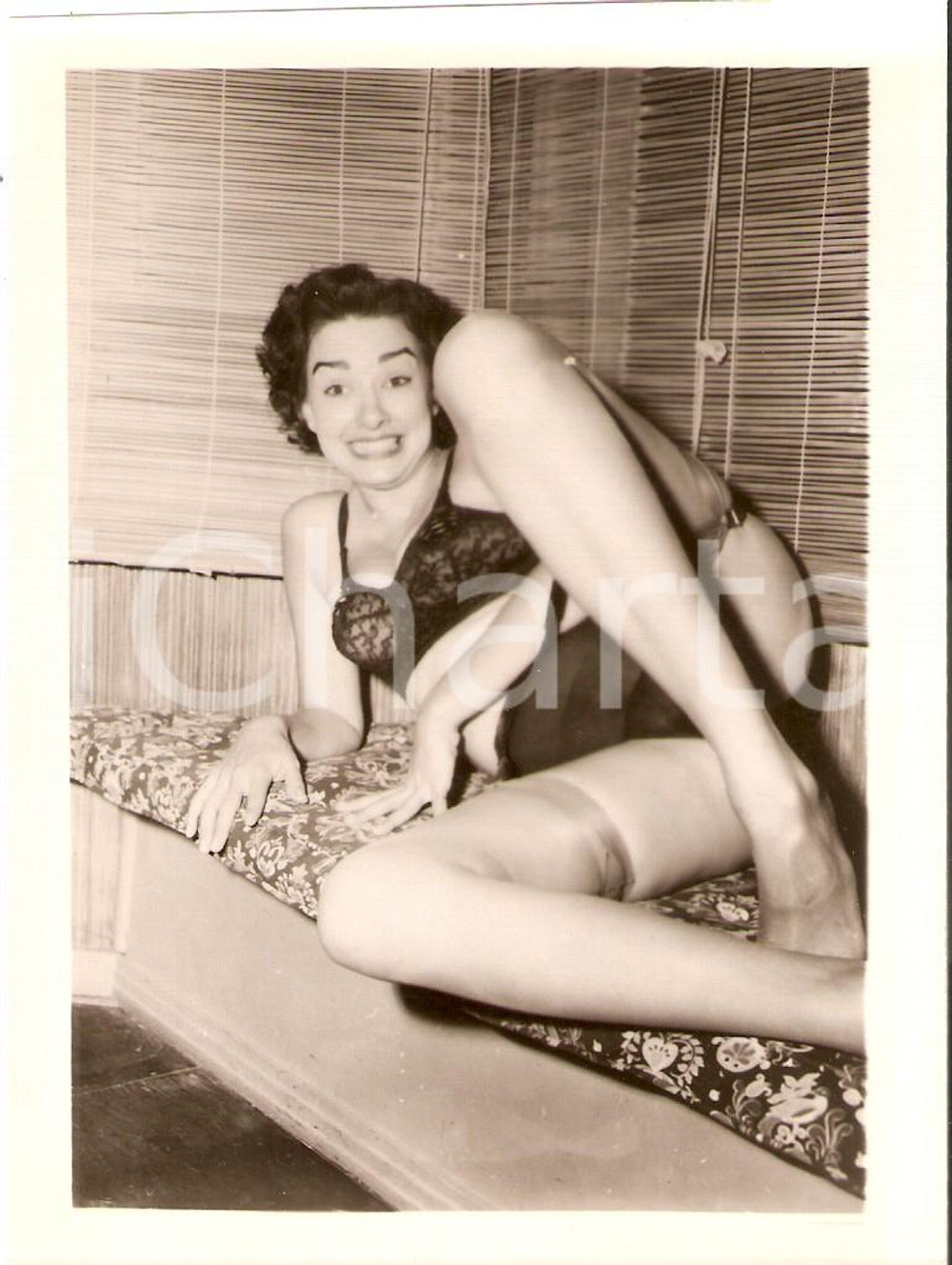Fotografia d epoca originale 1950 ca USA  EROTICA VINTAGE Woman in sexy lingerie lying on a bow window PHOTO 1