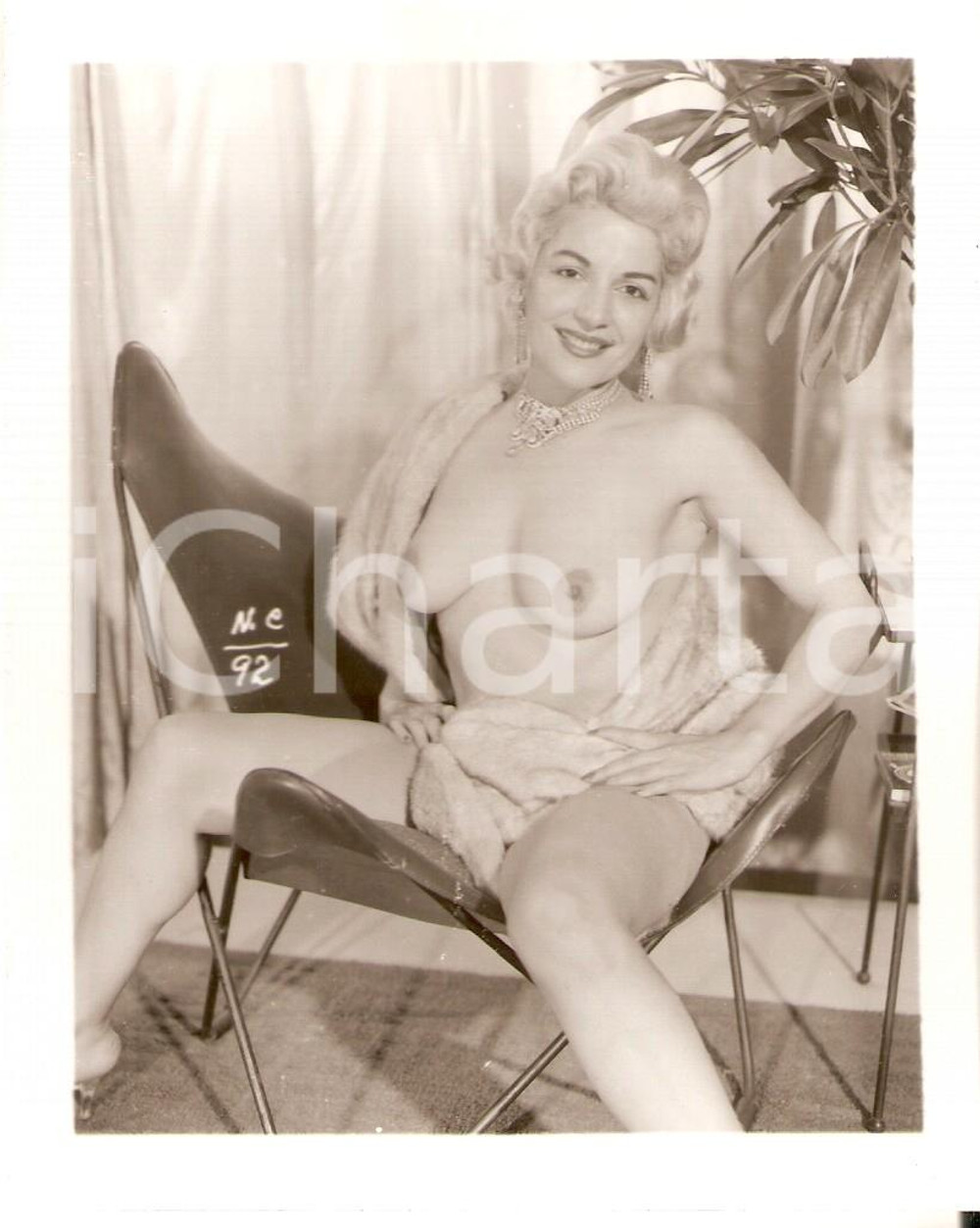 Fotografia d epoca originale 1950 ca USA  EROTICA VINTAGE Sexy naked girl sit on a design chair PHOTO 1