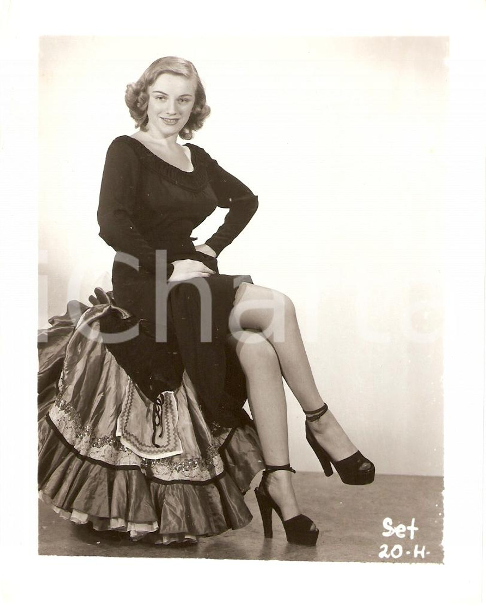 Fotografia d epoca originale 1965 ca USA  EROTICA VINTAGE Woman showing black shoes with high heels PHOTO 1