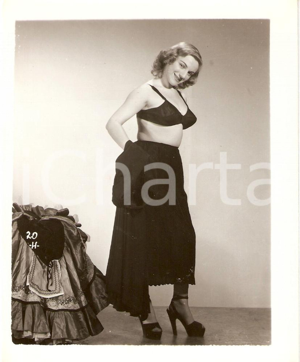 Fotografia d epoca originale 1965 ca USA  EROTICA VINTAGE Woman undressing herself with sexy moves PHOTO 1