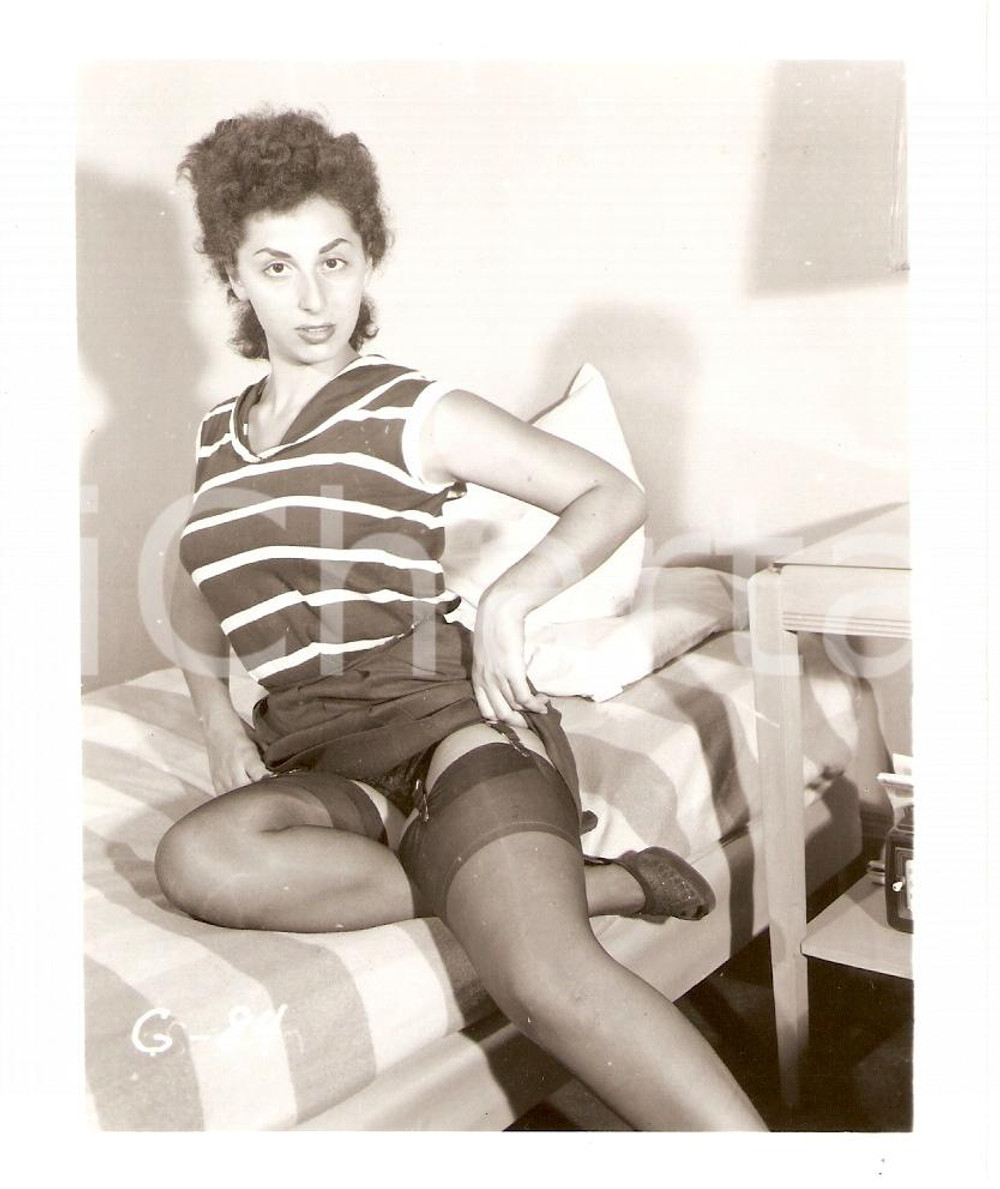 Fotografia d epoca originale 1965 ca USA  EROTICA VINTAGE Young girl raising her skirt up PHOTO 1