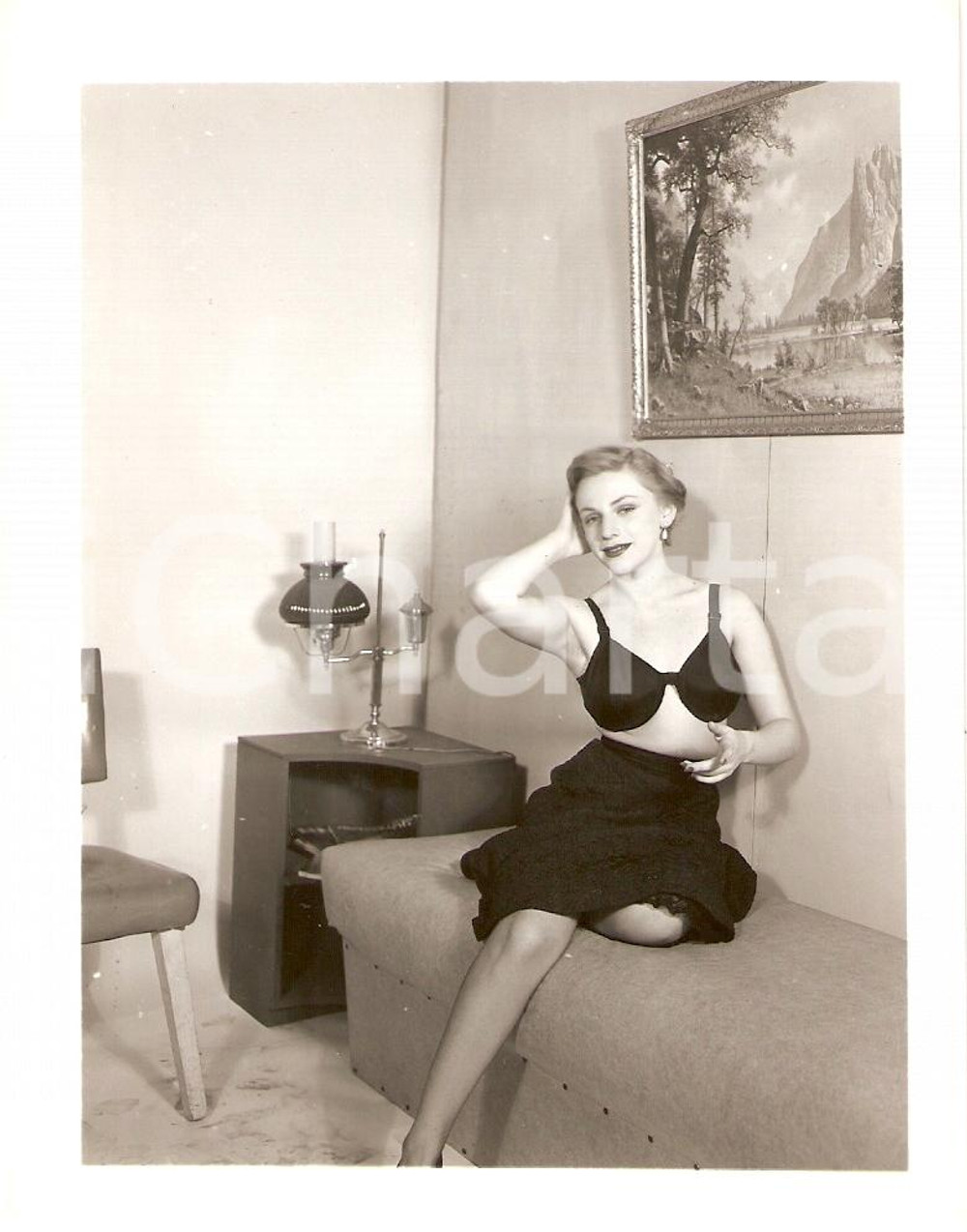 Fotografia d epoca originale 1965 ca USA  EROTICA VINTAGE Mature woman showing bra in her apartment PHOTO 1