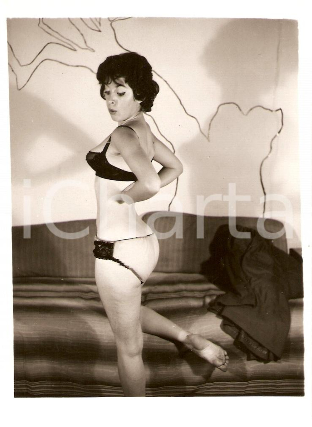 Fotografia d epoca originale 1965 ca USA  EROTICA VINTAGE Sexy girl taking her bra off PHOTO 1